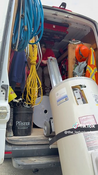 I’ve used the Powermate dolly a handful of times now. I don’t use it often at all, but when I do, it comes in super handy, but I do have to relearn how to use it every time 😂. One day I’ll get it…. This 20 year old tank was riddled with sediment so this dolly came in pretty handy loading it into the already full van with a 75gal taking up all my space. * * #theladyplumber #powermate #electricdolly #powerlift #electrichandtruck @carhartt