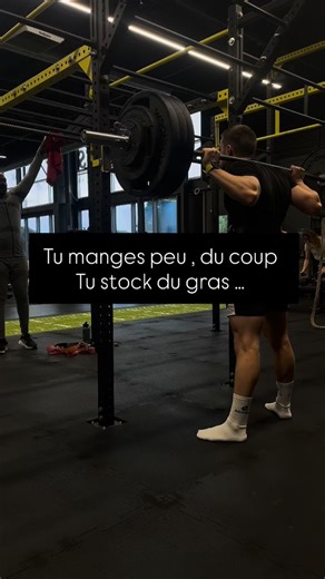 Virgil - Coach Perte de poids on Instagram: "Pourquoi manger trop peu bloque la perte de gras ? Ton corps n’est pas stupide. Quand il sent une “famine” : • il économise l’énergie • il brûle moins de calories au repos • il stocke plus facilement au moindre excès 👉 Tu te bats contre ton métabolisme. Ce qui marche vraiment ❌ Déficit extrême ❌ Régime strict ❌ Faim permanente ✅ Déficit modéré ✅ Repas suffisants et structurés ✅ Protéines à chaque repas ✅ Entraînement + récupération 👉 Manger assez po