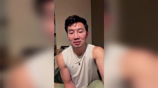 Marvel star Simu Liu offered a lesson in how to correctly pronounce his last name, explaining that he prefers the pronunciation of "LEE-you” while noting the Mandarin pronunciation can be difficult. bit.ly/4u5zIPi | E! News