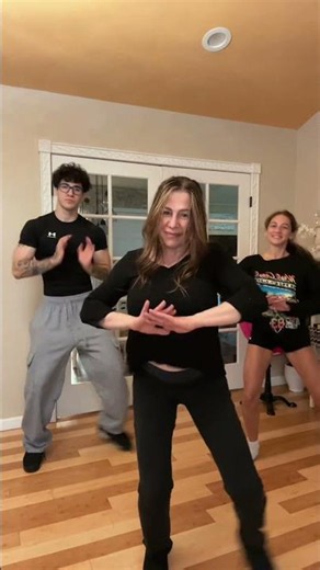 JUST KNOW DANCE WITH MOM! 🤣