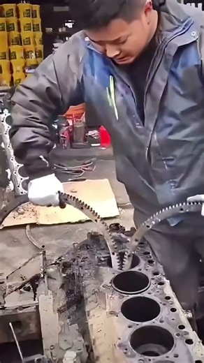 Big Brain Mechanic Removes a Piston with Ease