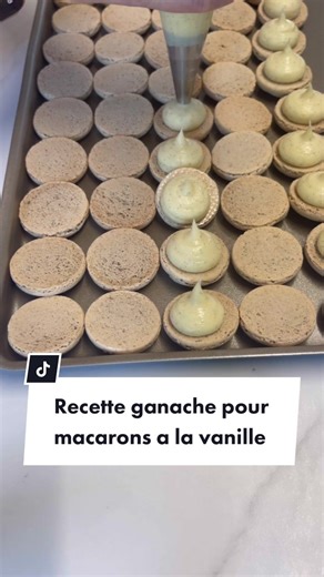 Recette de ganache cette fois ci non montée pour macarons ! A la vanille Ingredients : 150g de crème liquide 30% 1 gousse vanille @Mille Saveurs 20g de glucose 200g de chocolat blanc 25g beurre de cacao . #macaron #macarons #vanilla #vanille #recette #recipe