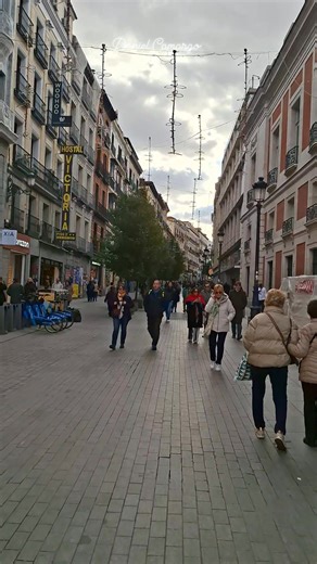 CAMINANDO POR LAS CALLES DE MADRID. Madrid 🇪🇸 España Somos Nasqueños por el Mundo. . #viralvideochallenge #peruanosenmadrid #peruanosenelmundo #nasqueñosporelmundo #Perú #Parcona_Ica #viralpost2025 #vallecas #madrid #Nazca | Daniel Camargo Terrazas