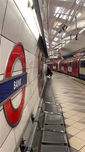 Central line at Bank station🇬🇧#london #londonlife #underground #trainspotting
