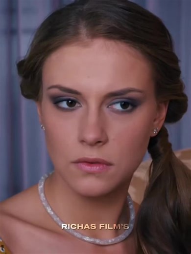 Спустя время она встретила парня, в которого была влюблена, но он её не узнал | 🍿Сериал по ссылке в шапке профиля, под кодoм: «11302» | #richas_films #movie #моментыизфильмов