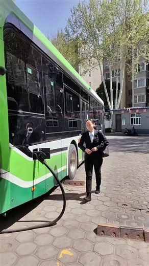 Have you ever seen a bus driver start her shift with such energy and enthusiasm?Maybe this only happens in China.