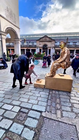 When they get a bit confused. #livingstatue