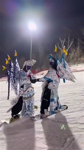 Bravo! Snow Skiing with traditional opera dress 戏曲古装滑雪拉风 长白山滑雪胜地 #chinatravel #skiing #滑雪 #旅遊 #viaje