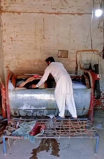 “Heavy-Duty Blanket Washing Made Simple: Meet the Machine That Does It All 🔥”