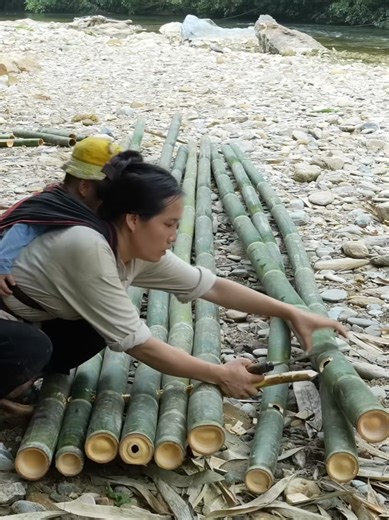 EP.95_ Single mother and baby - went to the stream to make a bamboo raft and caught a lot of big fish