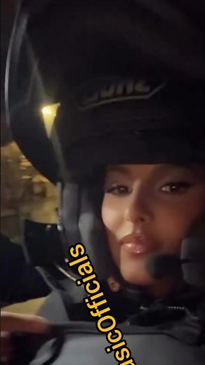 Lynda - En balade sur moto dans le rue parisienne en france #lynda #shorts