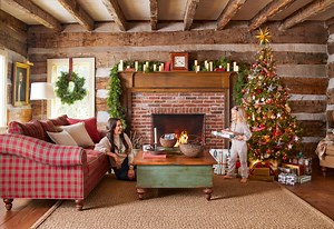 This 1830s Log Cabin Hosts an Idyllic Old-Fashioned Christmas