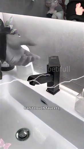 Static electricity is everywhere? 🔋 Door handles, car doors, keyboards… there's always an unexpected "little scare." This anti-static wristband gently conforms to your wrist, quietly dissipating static electricity. Wear it without feeling, providing all-day protection, allowing you to comfortably cope with the dry season. 🌟 Invisible and comfortable | Ready to use immediately | Make life more relaxed | Betifull shop