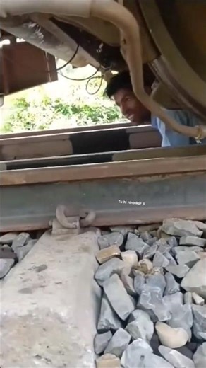 लोको पायलटऔर सहायक लोको पायलट ने नदी के ब्रिज पर ट्रेन को ठीक किया #shorts#train #viralvideo#trend