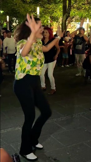 Mira como baila una salvadoreña 😱 #cumbia #huapangosperros #baile #bailando