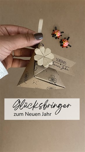 Stempel / DIY / Papier / Folie / 😊Ü-Box | DIY NEUJAHRS BOX NUR GEFALTET | Diese Box eignet sich auch toll für Silvester Mitbringsel oder als Tischdeko. Es passt erstaunlich viel... | Instagram