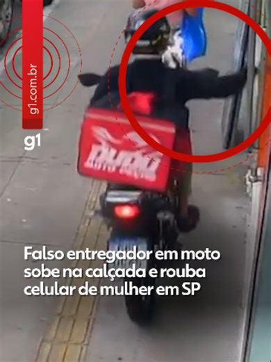 #SãoPaulo - Um falso entregador em uma moto subiu na calçada com o veículo e, em segundos, pegou o celular das mãos de uma mulher que estava parada na porta de uma loja na Zona Norte de São Paulo. O roubo foi gravado por uma câmera de monitoramento de um estabelecimento vizinho, na Avenida Parada Pinto, na região da Vila Nova Cachoeirinha. A TV Globo teve acesso às imagens, que circulam nas redes sociais Nas filmagens, um motociclista carregando uma mochila usada por entregadores de aplicativos 