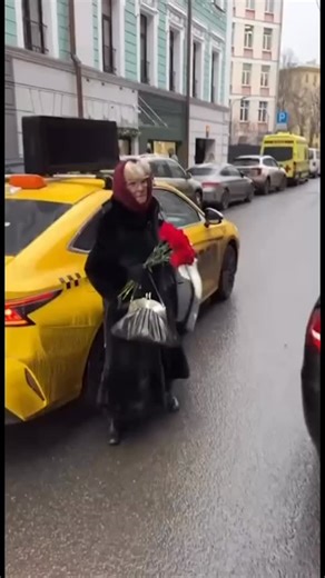 Рецепты • Кулинария 🥑 on Instagram: "Вере Алентовой стало плохо через несколько минут после того, как она увидела гроб с телом Анатолия Лобоцкого На помощь ей сразу пришли дежурившие рядом медики. Алентову экстренно отнесли в скорую на носилках, где врачи сразу же начали проводить ей реанимационные действия. Спасти её пытались ещё около полутора часов, несмотря на клиническую смерть. Врачи установили что, причиной см*рти Алентовой стал острый инф*ркт миокарда, к которому привёл тромбоз."