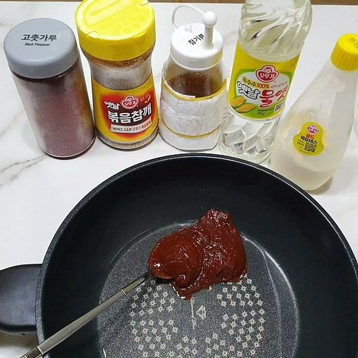 Seasoned Spicy Squid - Korean Banchan (첫 진미채 볶음 🐙🍴)