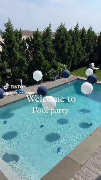 Graduation pool party 🎓🫧 #poolballoons #graduationballoons