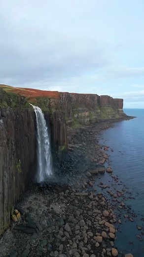 Kilt Rock and Mealt Falls are natural wonders located on the Isle of Skye in Scotland. Kilt Rock is an impressive sea cliff that stands tall at around 200 feet, resembling the pleats of a traditional Scottish kilt, hence its name. The cliff's unique geological formations create striking vertical patterns, and when combined with the cascading Mealt Falls plunging from the top, it's a breathtaking sight to behold. 🎞️ IG/jasonmengvisuals #Scotland #ScotlandTikTok #ScotlandTravel #ScotlandForever #