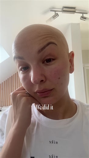 Et c’est ainsi que s’achève ma dernière journée avant mes 30 ans. Avec un seul rêve, un seul objectif de vie, un seul souhait. Bien loin de la maison qu’il faudrait absolument avoir, du chien, de la stabilité financière à atteindre à tout prix, du boulot pour lequel tu t’acharnes, et du bébé qui est censé être déjà là selon un timing qui n’a jamais été le mien. À 29 ans, j’ai vécu une année étrange, ambivalente. Avec cette certitude profonde de me dire “je peux le faire”, mêlée à une peur tout a