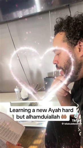 Un converti apprend à lire le coran bravo à lui 👏👍