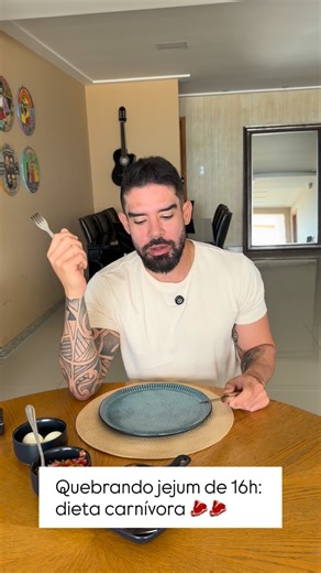 Dr. Marlon Batista | Médico Nutrólogo on Instagram: "Quebrei meu jejum de 16 horas com carne gorda. E não é por acaso. A nova pirâmide alimentar não começa com pão, arroz ou açúcar. Ela começa com proteína de alta densidade nutricional, controle de insulina e respeito ao metabolismo. Jejum não é moda. Carne não é vilã. Isso é fisiologia. 📚 Embasamento científico: Longo VD, Mattson MP. Fasting: molecular mechanisms and clinical applications. Cell Metabolism. DOI: 10.1016/j.cmet.2014.01.008 Marqu
