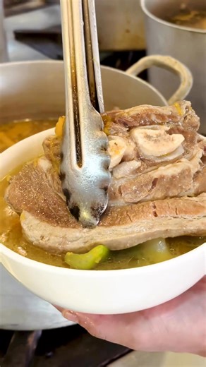 En #SieteSopas, los domingos son de sancochado 🤤 caldo potente, carne suave, y ese sabor que solo se logra cocinando con paciencia 💚 #sietesopas #7sopas #caldo #sopa #sancochado #peruvianfood | SIETE SOPAS