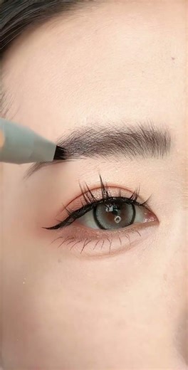 Quick Eyebrow Makeup Tutorial: Natural & Wild for Beginners