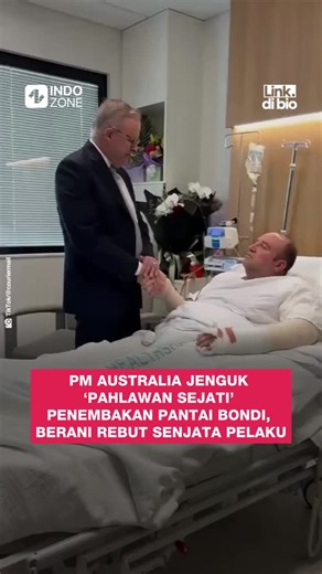 INDOZONE - #KAMUHARUSTAU on Instagram: "Perdana Menteri (PM) Australia Anthony Albanese, menjeguk Ahmed Al Ahmed, yang disebutnya sebagai “Pahlawan Sejati”, karena dengan berani mempertaruhkan nyawanya untuk merebut senjata pelaku penembakan di Pantai Bondi.⁠ ⁠ Insiden penembakan di Pantai Bondi, terjadi pada Minggu (14/12/2025). Akibat serangan tersebut, 16 orang tewas dan 29 lainnya terluka. Nama Ahmed Al Ahmed muncul di balik tragedi mengerikan tersebut. Ia bukan polisi, bukan tentara. Ahmed