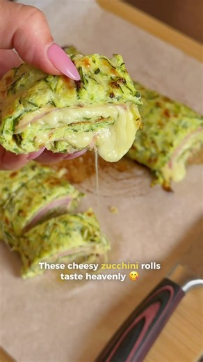 Cheesy zucchini rolls 🧀 Golden, cheesy, and incredibly satisfying. Even zucchini skeptics love these. Ingredients \t•\t3 zucchini \t•\t3 eggs \t•\t80 g mozzarella, grated \t•\tCheese slices (of your choice) \t•\tHam slices \t•\tExtra grated mozzarella \t•\tSalt & pepper Method Preheat the oven to 180°C (356°F). Grate the zucchini and squeeze out as much liquid as possible using a clean cloth or towel. Place in a bowl, add the eggs, grated mozzarella, salt and pepper, and mix well. Spread the mi