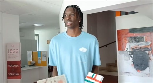 Dame Sarr premiato dal Comune: «Per me è un onore, qui ho imparato a giocare nei campetti e sono cresciuto. È casa mia» VIDEO