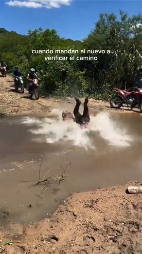 cuando mandan al nuevo a verificar el camino #motos #humor #biker