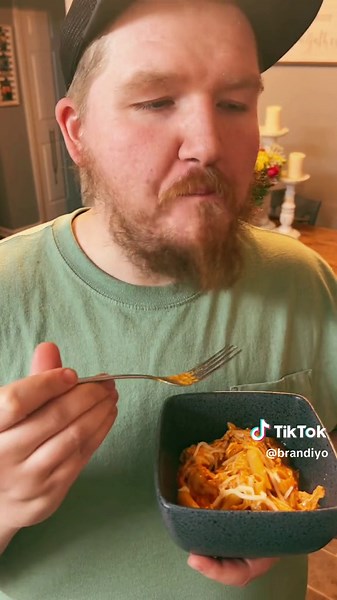 tiktok pasta recipe for a yummy sunday dinner! RAO’S marinara & Alfredo 2 chicken breasted seasoned Crock pot low 5-6 hours or high for 4 Boil noodles and add with mozzarella! #crockpot #crockpotrecipes #sundaydinner #pastatiktok #pastarecipe #crockpotdinner #crockpotpasta #fyp