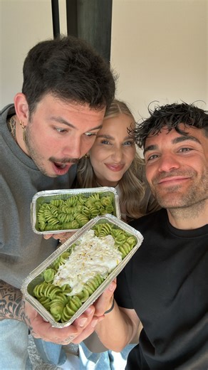 Stefano Zarrella on Instagram: "Unglaublich leckere Avocado Buratta Pasta 🥑 😍 Wenn Tim meine Hilfe braucht, bin ich natürlich zur Stelle – damit er einen Abend hat, als hätte er selbst den Kochlöffel geschwungen und Ana einfach nur glücklich ist 🫶🏻 Happy Wife happy Life 😂🤝🏻 Zutaten: - Eine Avocado - Saft einer Zitrone 🍋 - Eine Knoblauch Zehe - Einen Esslöffel Frischkäse - Eine Kelle Pastawasser - Salz - Pfeffer - Eine Hand voll Blat