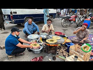 80/- Rs SAAG PARATHA! Pure Desi Punjabi Breakfast 😍 | Aloo Paratha | Lahore Street Food Pakistan