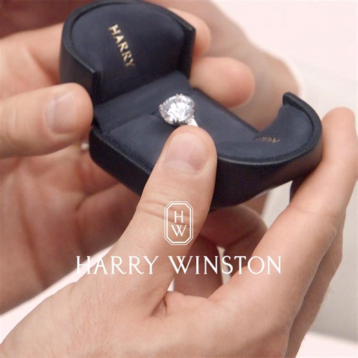 Classic Winston™ 系列以典雅設計，凝聚非凡工藝，綻放鑽石的璀璨光輝。 在永恆承諾中，綻現愛情最純粹的見證。 #HarryWinston | Harry Winston