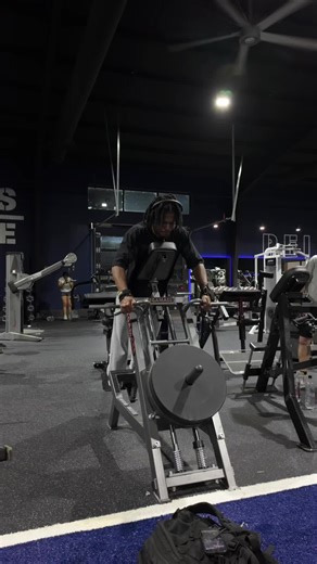 Mind–muscle connection (MMC) isn’t about growing a muscle by “feeling it.” It’s simply your ability to direct attention to a muscle during a set. Good setup, alignment, and execution usually create MMC naturally. Where it becomes useful is when it helps you be aware of how any good/poor any of the former criteria are. #gym #upperlower #fyp