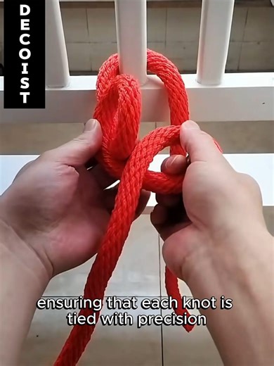 Tutorial: Learn to tie this viral knot | Decoist