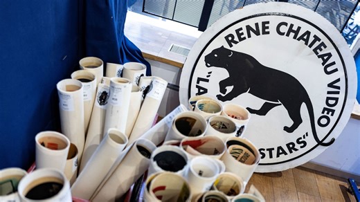 L’immense collection du producteur et cinéphile René Chateau est mise aux enchères - RTBF Actus