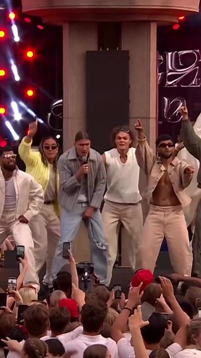 Quick Style Dance Performance Encourages 50k People to Jump Together