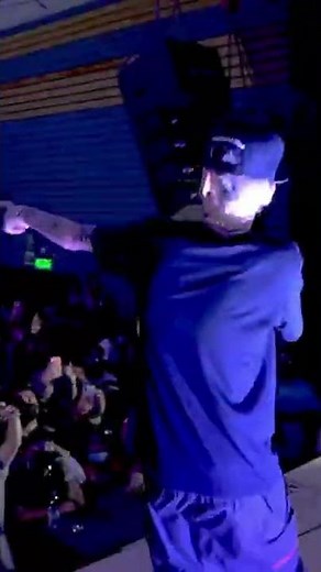 Marcianeke cantando “Que pasa” en evento.