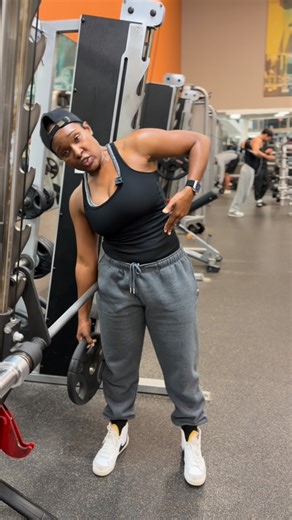 Priscilla Andrews on Instagram: "OBLIQUE CRUNCH || NO WIGGLE No Hula Hooping and wiggling. Keep it on the muscle. Slowly down for the STRETCH and SQUEEZE UP. Use any surface (hip height) to stabilize your hips. ✨HAPPY TRAINING✨ Coaching, programs, and my favorite leggings, all linked in my bio. #fitnessmotivation #fitness #workouts"