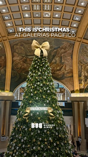 Christmas in Buenos Aires means coming back to the Galerías Pacífico tree: a year-end must-see for taking photos, strolling around and celebrating the City. 🎄🌆 – Navidad en Buenos Aires es volver al árbol de Galerías Pacífico: un infaltable de fin de año para sacar fotos, pasear y celebrar la Ciudad. 🎄🌆 #BuenosAires #Tourism | Visit Buenos Aires