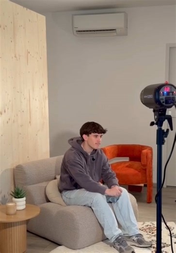Créa studio By CMC c’est quoi ? Un lieu clé en main pour créer ton contenu comme un pro ✨ 📸 Photos 🎥 Vidéos 🎙 Podcasts 📱 Réseaux sociaux Des espaces modulables, du matériel pro, une ambiance créative… 👉 Tu viens avec ton idée, on s’occupe du reste. Créateurs, entrepreneurs, marques locales : ici, ton contenu prend vie.