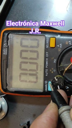 midiendo un capacitor defectuoso #reparación #electronic #viral