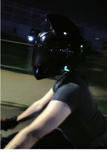 após muitas perguntas de vocês sobre meu intercomunicador, como escolher, como instalar e como funciona, venho em parceria com a @BLAISE.BR mostrar pra vocês uns dos melhores intercomunicadores custo benefício do mercado, com o diferencial de comandos atendidos por IA o que facilita muito na pilotagem, se interessou? clica no carrinho laranja e confere mais detalhes sobre o produto