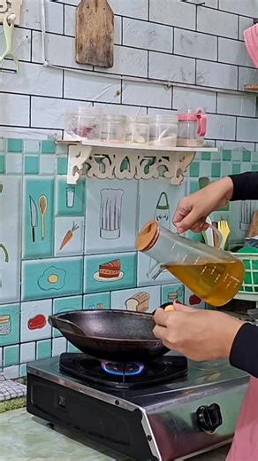 Emag benar seorang ibu itu hebat.. Harus mengurus semua anak anak y.. Bahkan seorang ibu gak boleh sakit.. karna kepala keluarga emag ayah.. tapi leher keluarga adalah ibu... jika leher tidak bergerak makan kepala tidak akan bekerja.. Jadi paling penting disebuah keluarga adalah ibu ya... Bahkan seorang ibu bisa membesarkan anak anak y tampa seorang ayah... tapi jarang banget ada seorang ayah bisa membesarkan anak y sendiri.. Walau gitu.. tetap harus sayang ayah y.. Karna ibu mengandung mu diper