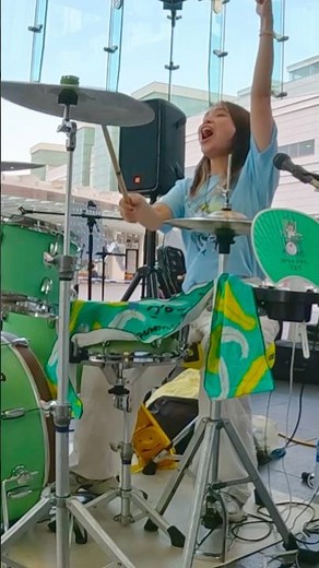 あー夏休み/TUBE を超絶楽しく叩くストリートドラマー #shorts #ドラム #ストリートドラム